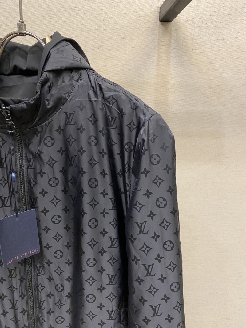 l0vis Vvtt0n outwear